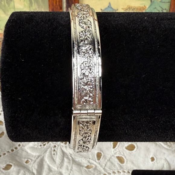 Vintage Whiting & Davis Silver Tone Floral Hinged Bangle Bracelet Romantic - Picture 3 of 7